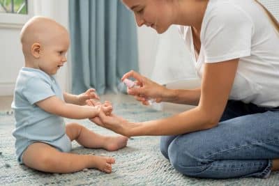Cómo limpiar correctamente orejas, nariz y pliegues del bebé