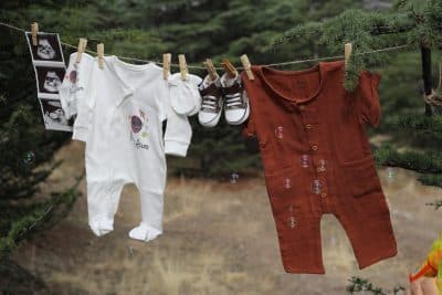 Cómo lavar la ropa del bebé para cuidar su piel sensible
