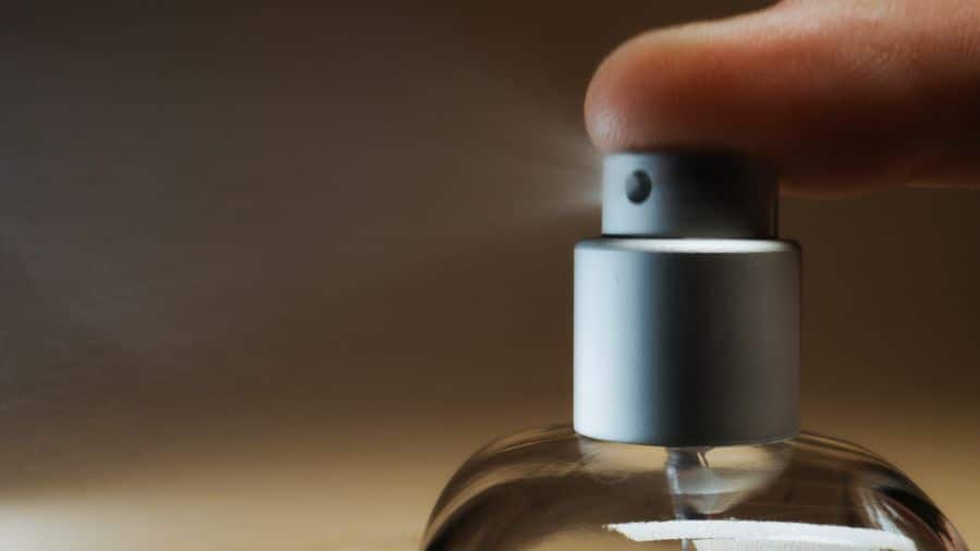 Aplicación de perfume y evolución del aroma