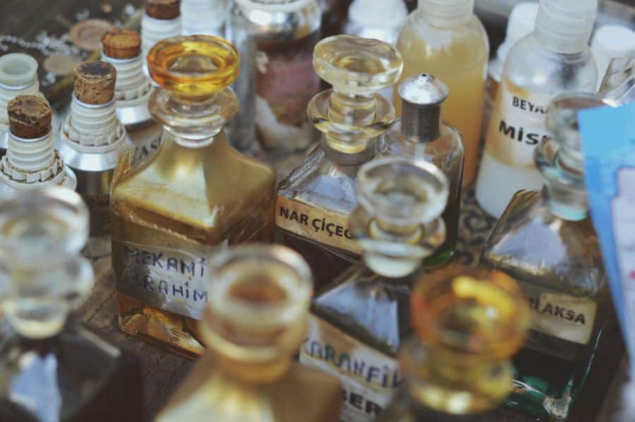 Botellas vintage de perfume aromático