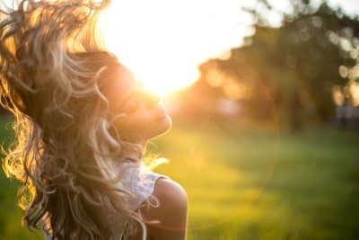 Cómo proteger tu cabello del sol: guía completa