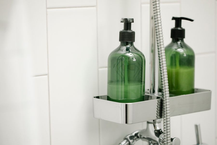 Dispensadores de loción corporal en baño