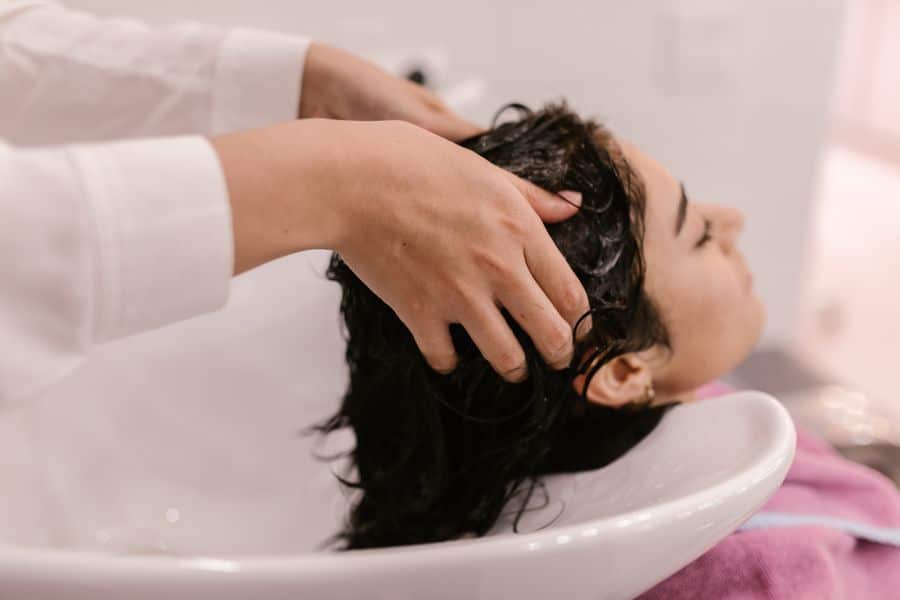 Lavado de cabello en salón de belleza
