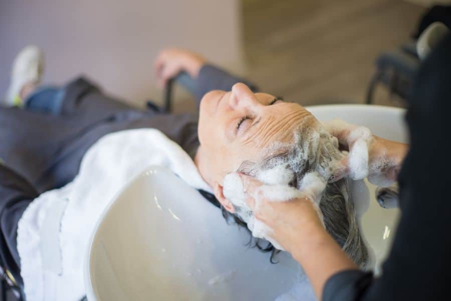 Lavado de cabello suave con champú hidratante