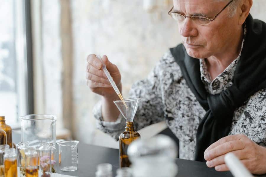 Mezcla de aceites esenciales en perfumería artesanal