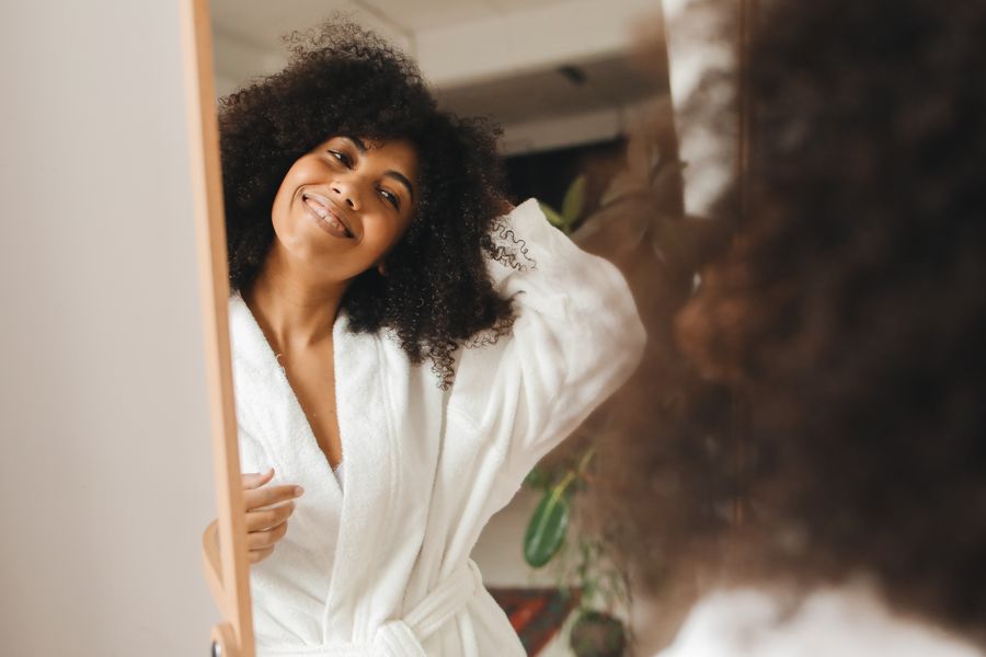 mujer feliz cabello rizado cuidado 2 Mujer feliz con cabello rizado cuidado