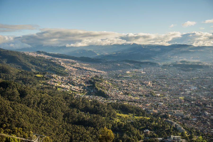 Paisaje urbano de Bogotá y montañas en Colombia