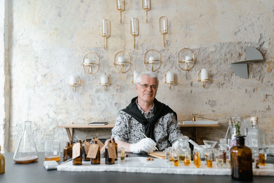 Perfumista senior entre fragancias