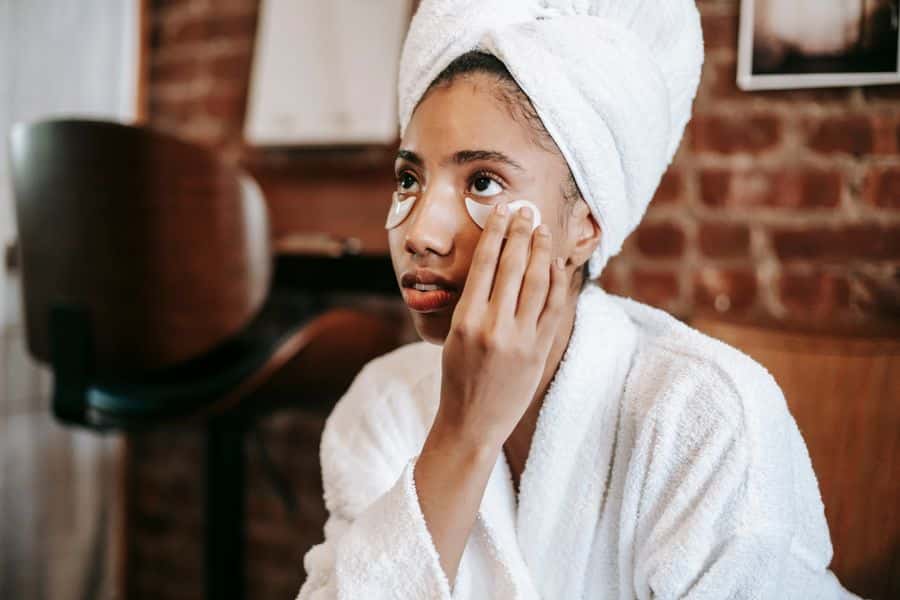 Ritual de purificación facial con parches para ojos