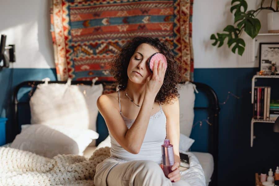 Rutina facial matutina con algodón